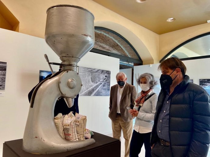 El concejal de Turismo, Fernando Castaño, en la inauguración de la muestra.