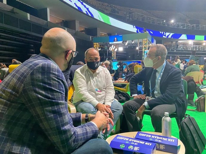 El vicepresidente balear y conseller de Transición Energética, Juan Pedro Yllanes, y el consejero de Transición Ecológica, Lucha contra el Cambio Climático y Planificación Territorial del Gobierno de Canarias, José Antonio Valbuena, en la COP26.