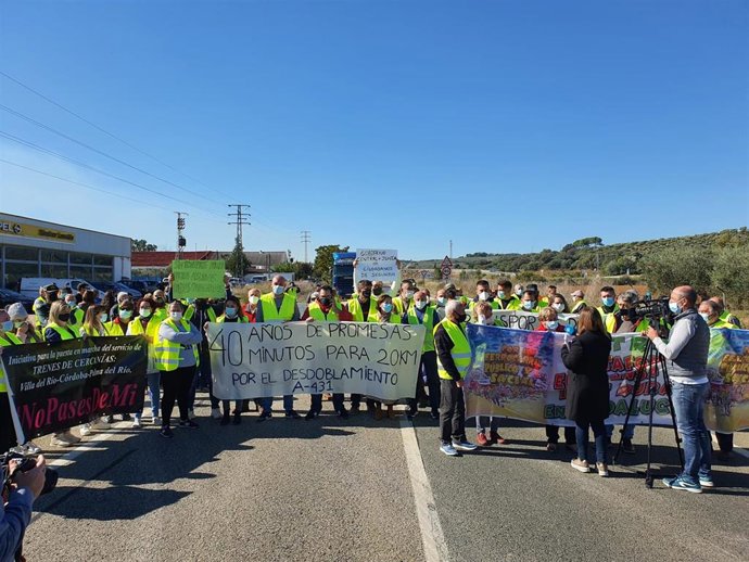Un momento del corte de la A-431 para exigir el Cercanías del Valle del Guadalquivir.