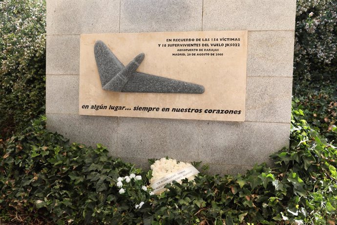 Archivo - Placa en recuerdo a las víctimas del vuelo JK5022.
