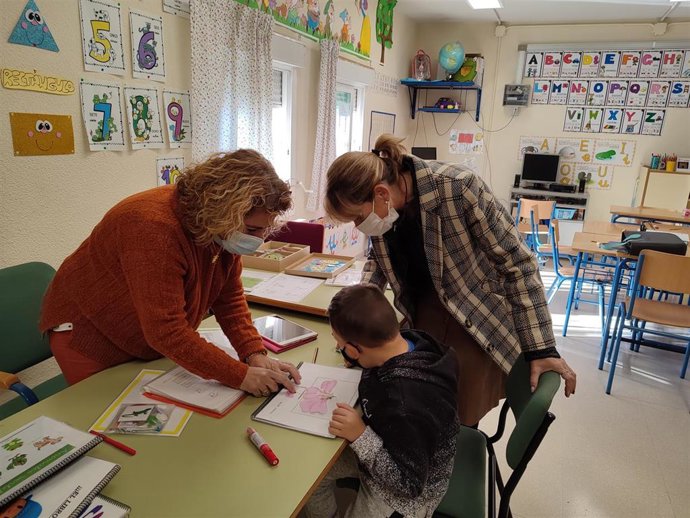 La delegada territorial de Educación y Deporte en Córdoba, Inmaculada Troncoso, visita un aula de apoyo.