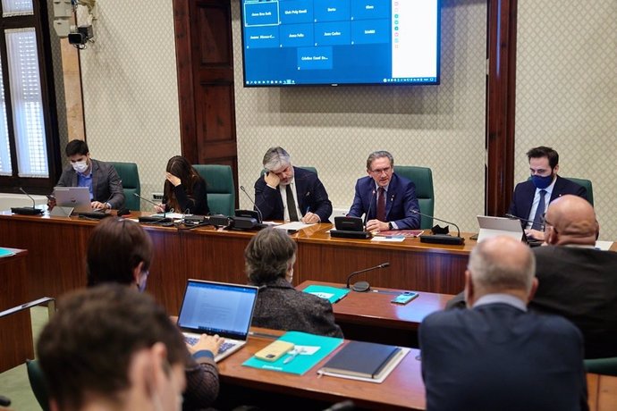 El conseller d'Economia i Hisenda de la Generalitat, Jaume Giró, es reuneix amb els diputats de Junts al Parlament