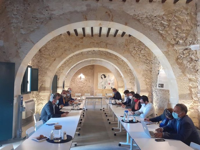 El conseller de Fondos Europeos, Universidad y Cultura, Miquel Company, visita la iniciativa 1070 KM Hub de la Generalitat Valenciana en Alicante.