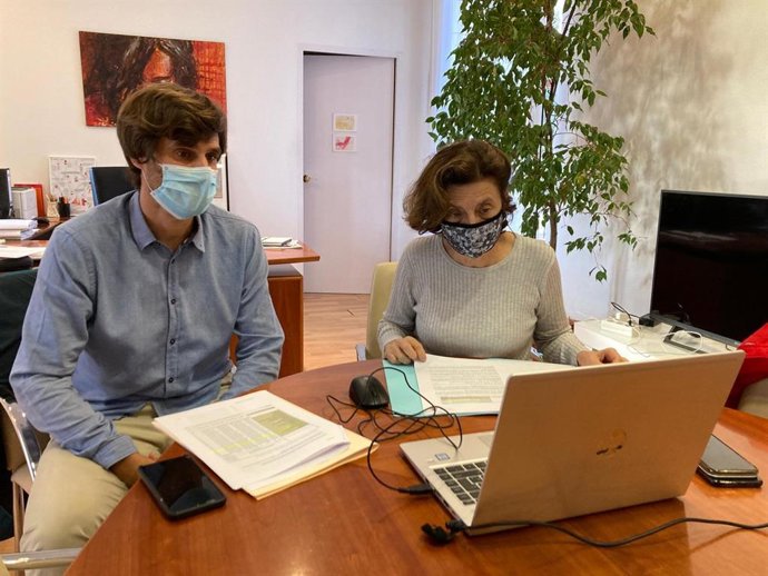 La consellera de Asuntos Sociales y Deportes, Fina Santiago, y el director general de Deportes, Carles Gonyalons.