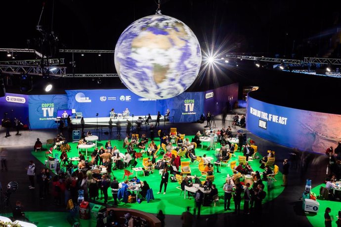 08 November 2021, United Kingdom, Glasgow: Participants are seen in the so-called "action zone" during the COP26 summit at the Scottish Event Campus (SEC). Photo: Christoph Soeder/dpa