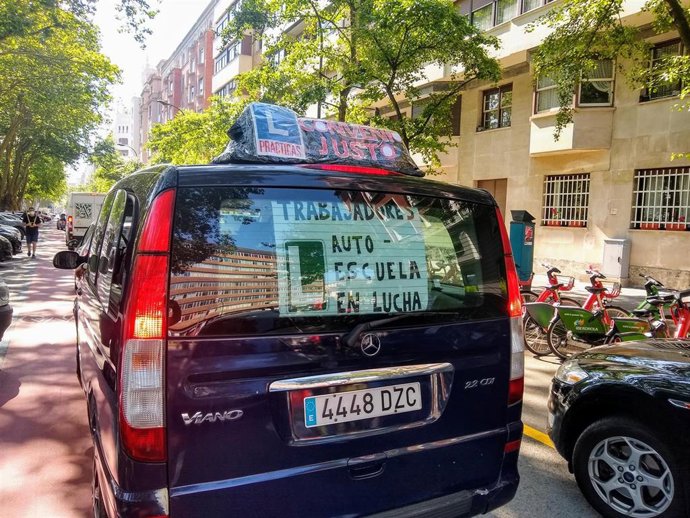 Archivo - Caravana de coches de autoescuela en huelga en Bizkaia