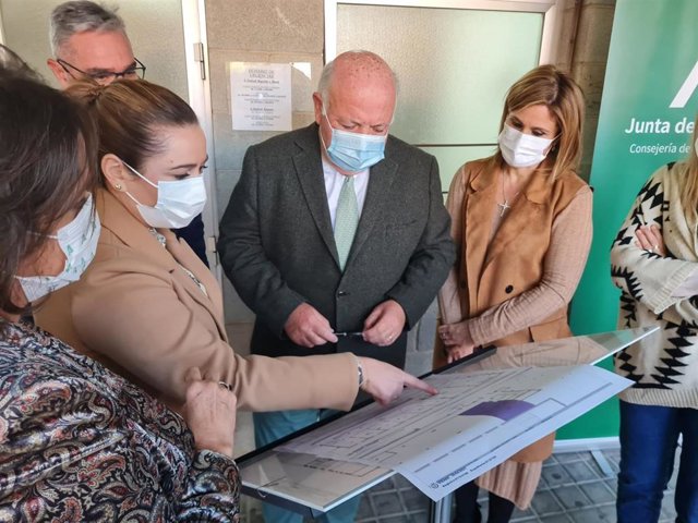 Aguirre (c) en la visita al centro de salud.