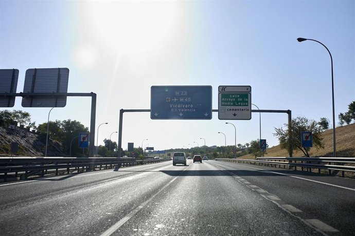 Archivo - Varios vehículos recorren la autovía A3 el fin de semana en que arranca la 'Operación Retorno'