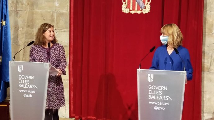 La presidenta del Govern, Francina Armengol; y la ministra de Educación y Formación Profesional, Pilar Alegría, en el Consolat de Mar.