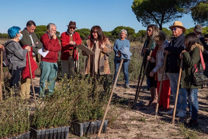 Celebración en el paraje La Laguna de Moguer (Huelva), de la la iniciativa 'Bosques de la Poesía'.