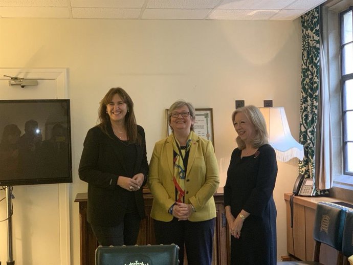 La presidenta del Parlament, Laura Borrs, con Eleanor Laing y Joanna Cherry en la Cámara de los Comunes.