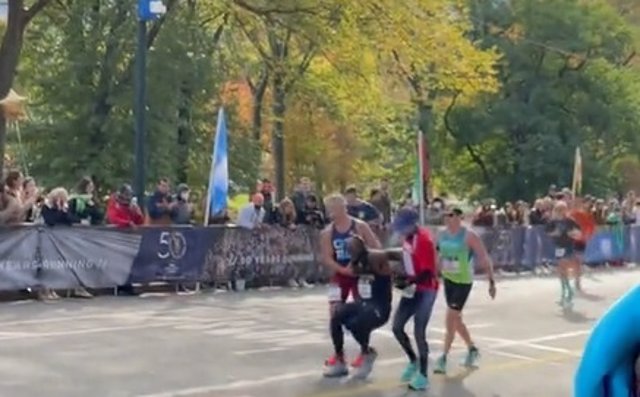 Ayudan a un corredor lesionado a cruzar la meta en el maratón de Nueva York.