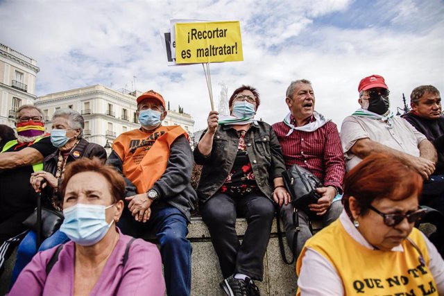 Una mujer con un cartel en el que se lee: 'Recortar es maltratar', participan en una concentración de pensionistas en la Puerta del Sol, a 16 de octubre de 2021, en Madrid, (España). Convocada por la Coordinadora Estatal por la Defensa del Sistema Público