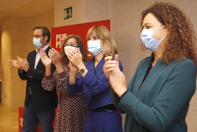 La ministra de Educación, Pilar Alegria (2d), la presidenta del Govern Balear, Francina Armangol (2i), la secretaria general electa de la FSM Catalina Cladera (d) y el secretario general del PSOE de Palma y alcalde de la ciudad, José Hila (i) 
