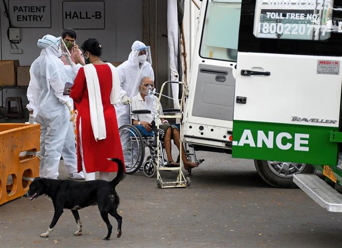 Archivo - Una ambulancia en India