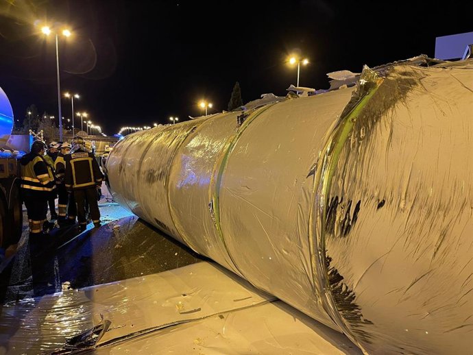 Un camión cisterna vuelca en la M-50 a la altura de Las Rozas.