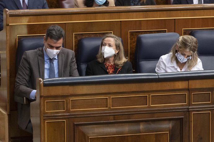 (I-D) El presidente del Gobierno, Pedro Sánchez; la vicepresidenta primera y ministra de Asuntos Económicos, Nadia Calviño; y la vicepresidenta segunda del Gobierno y ministra de Trabajo, Yolanda Díaz, en una sesión plenaria en el Congreso