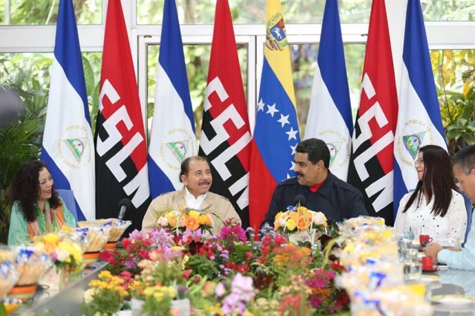 Archivo - La vicepresidenta de Nicaragua, Rosario Murillo, junto a su marido y presidente, Daniel Ortega, con el mandatario venezolano, Nicolás Maduro.