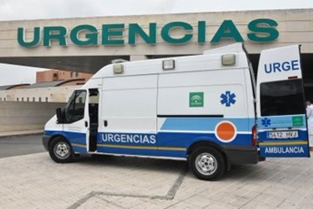 Archivo - Urgencias en el Hospital de Antequera con la nueva ambulancia de cuidados críticos del municipio.