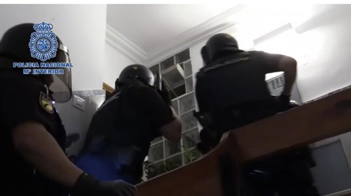 Agentes de la Policía Nacional entrando en el narcopiso desactivado en Las Palmas de Gran Canaria