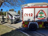 Varios afectados tras el incendio de un vehículo en un garaje en Mijas que obligó a desalojar una docena de viviendas