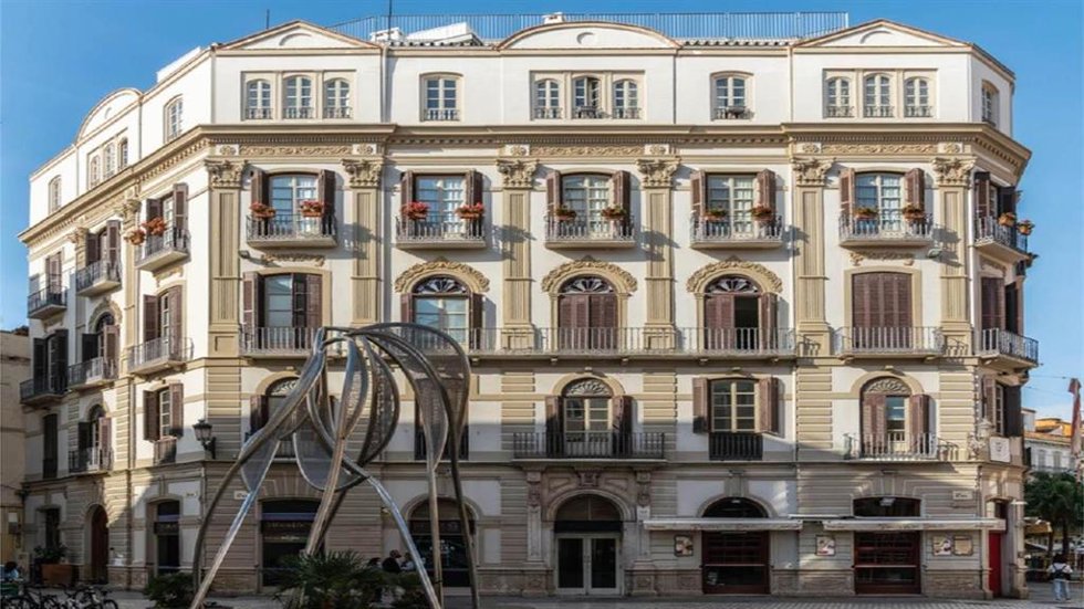 Edificio situado en la plaza del Siglo y adquirido para la construcción de 21 apartamentos de corta y media estancia en pleno centro de Málaga capital por 11,2 millones de euros