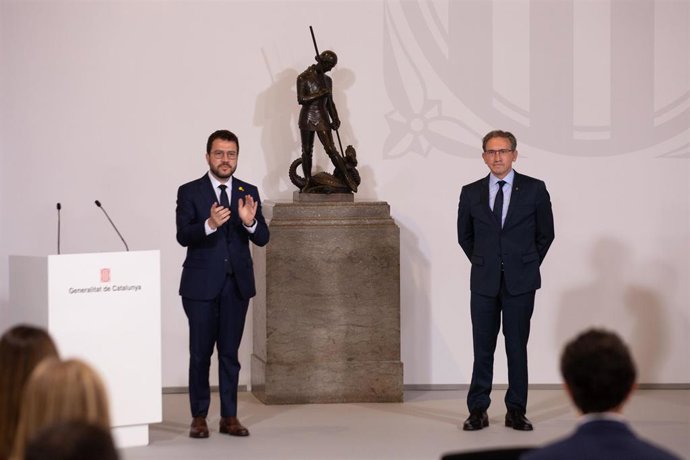 Archivo - El conseller de Economía y Hacienda, Jaume Giró (d), toma posesión del cargo junto al presidente de la Generalitat, Pere Aragons (i). ARCHIVO.