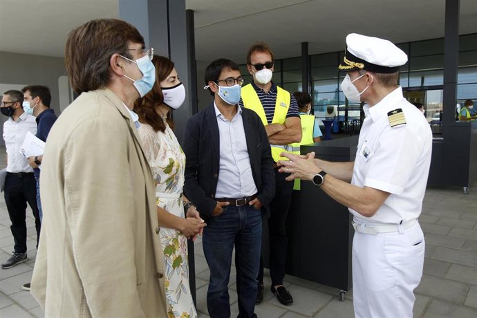 Archivo - (I-D) El presidente de la APB, Francesc Antich; la directora General de Turismo del Govern, Rosana Morillo;  el conseller de Turismo, Iago Negueruela; y el capitán del 'Mein Schiff 2, Kjell Holm, tras recibir  al buque.