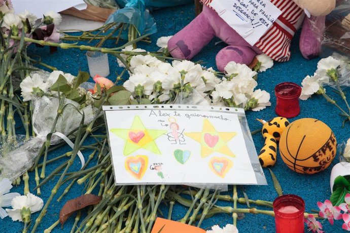 Flores, un peluche y un dibujo infantil, en un homenaje al niño asesinado en Lardero (La Rioja), en el Barrio de Entrerríos, en Lardero, Logoño, La Rioja (España). V