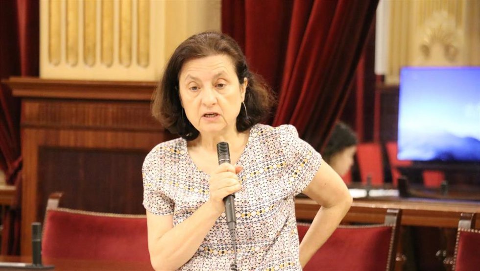Archivo - La consellera de Asuntos Sociales y Deportes, Fina Santiago.