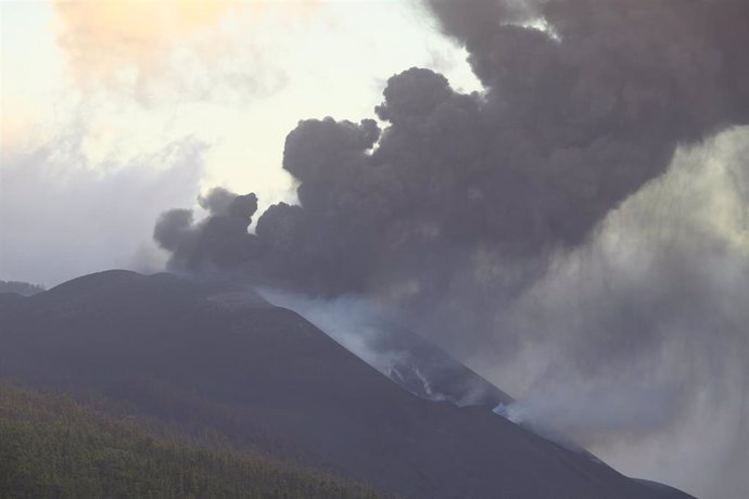 Una de las bocas eruptivas del volcán de Cumbre Vieja, en La Palma