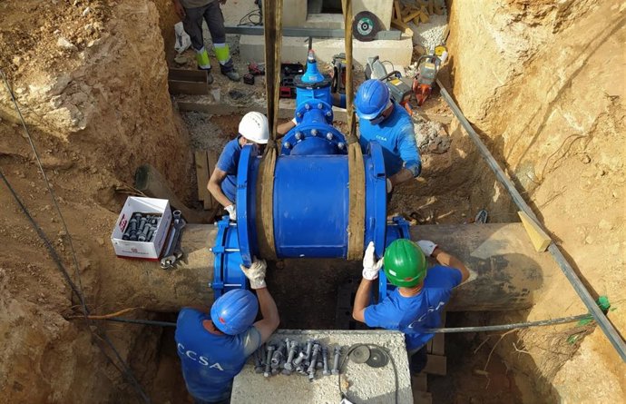 Operarios trabajando en el sistema