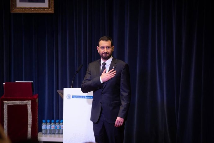 El nuevo alcalde de Badalona, Rubén Guijarro, posa tras ser elegido alcalde en la moción de censura al anterior alcalde, en el Ayuntamiento de Badalona, a 8 de noviembre de 2021, en Badalona (Barcelona).