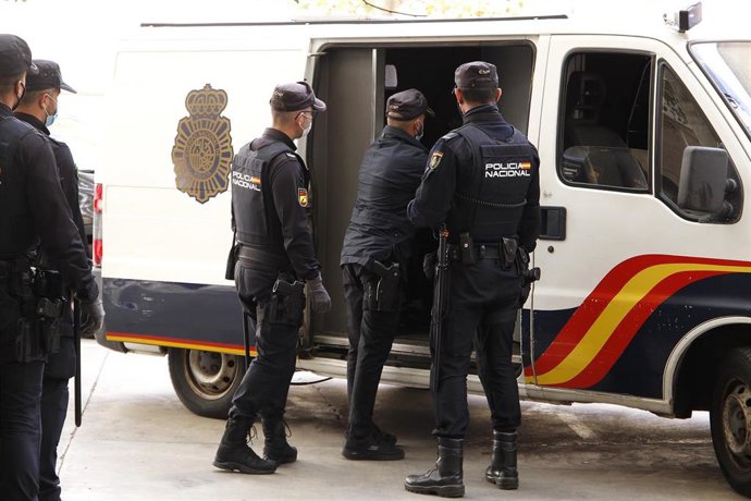 Varios agentes de Policía Nacional, esperan la llegada de los marroquíes detenidos tras ser acusados por el episodio que el pasado viernes obligó a cerrar el Aeropuerto de Palma, en el Juzgado de lo Penal N 7, a 8 de noviembre de 2021, en Palma de Mall