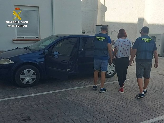 La Guardia Civil de Alicante detiene a la trabajadora y a la gerente de una correduría de seguros por estafar manipulando pólizas