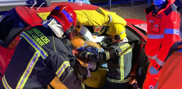Bomberos rescatan a una mujer tras un accidente de coche.
