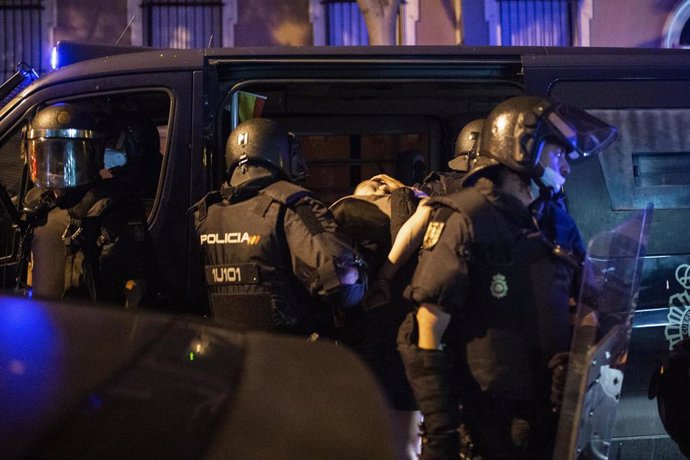 Archivo - Un detenido por Policía Nacional en una actuación en Madrid