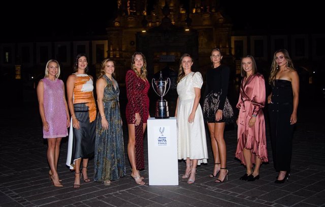 Garbiñe Muguruza (2º por la izda) y Paula Badosa (1ª por la dcha) posan junto a las otras seis tenistas de las Finales WTA 2021