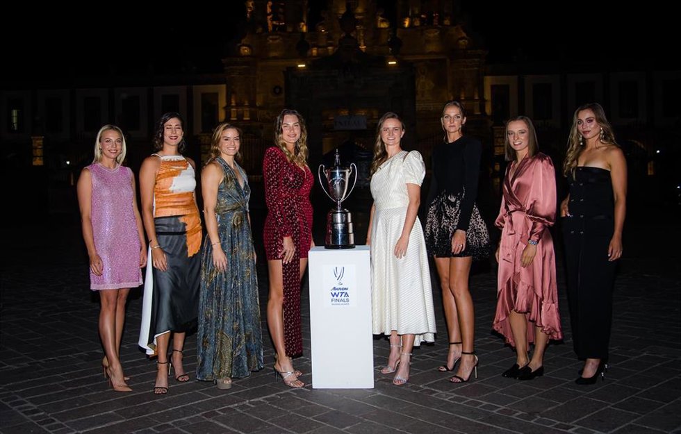 Garbiñe Muguruza (2 por la izda) y Paula Badosa (1 por la dcha) posan junto a las otras seis tenistas de las Finales WTA 2021