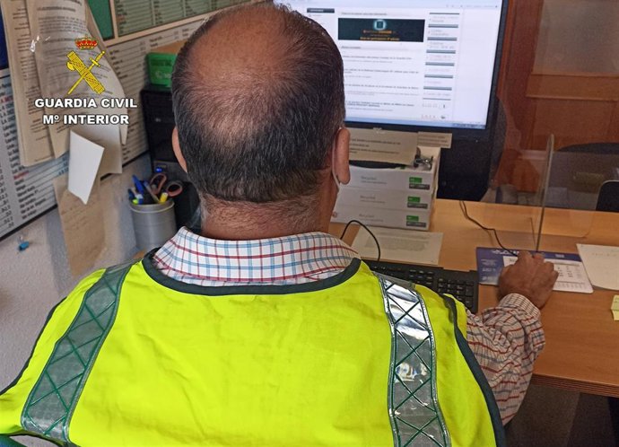 Un agente de la Guardia Civil