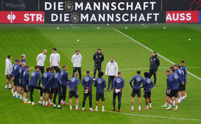 Archivo - 07 October 2021, Hamburg: Germany's head coach Hansi Flick speaks to his players during a training session for the Germany national soccer team ahead of Friday's FIFA 2022 World Cup European Qualifier Group J soccer match against Romania. Phot
