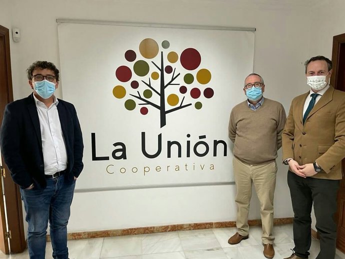 Pérez (dcha.), con responsables de la Cooperativa La Unión de Montilla.