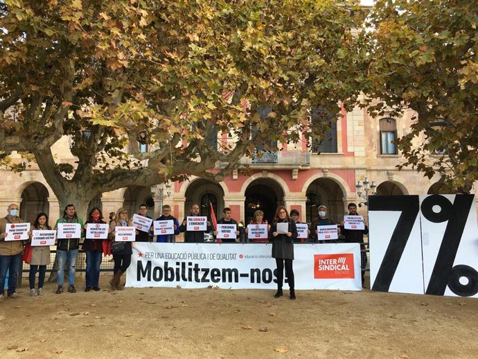 Rueda de prensa de la IntersindicalCsc frente al Parlament
