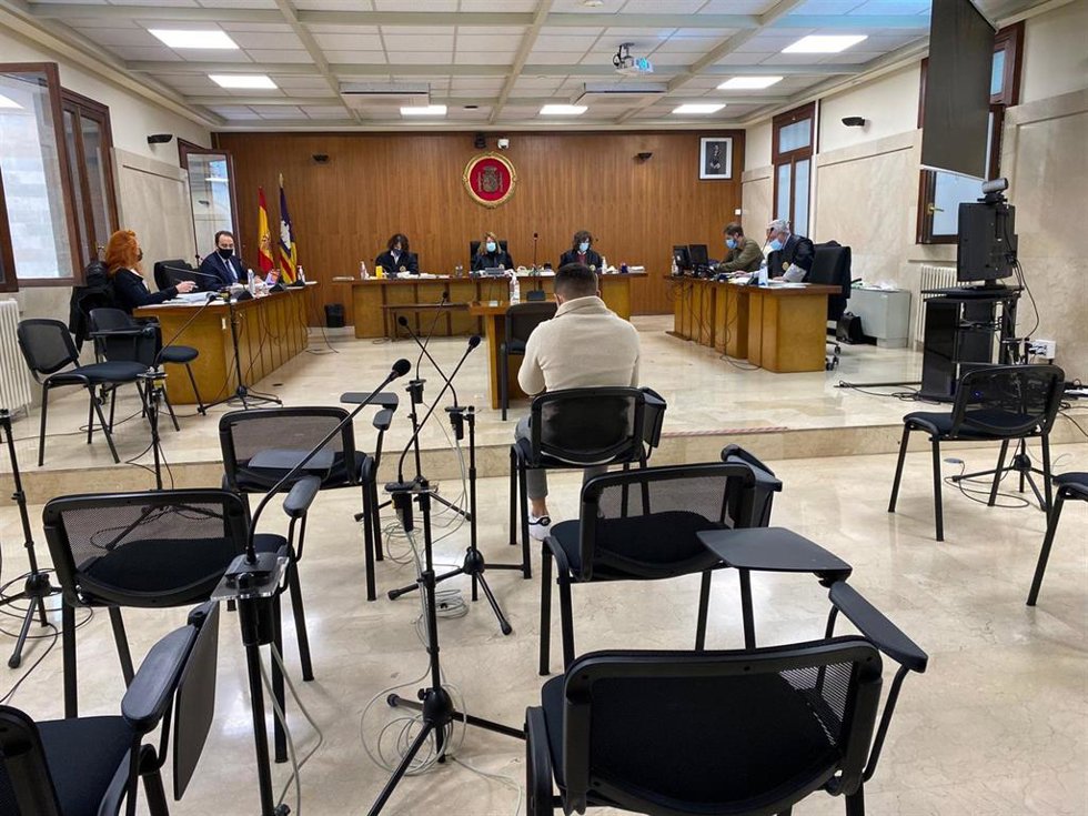 El acusado por agresión sexual y un delito de lesiones durante el juicio en la Sección Primera de la Audiencia Provincial de Palma.