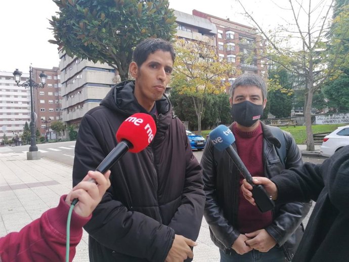 Mohamed Salem Hamma Abdalahe , representante de Relaciones Internacionales del Sindicato Unión de Trabajadores de Educación y Enseñanza Saharauis y Borja Llorente, Secretario General del Sindicato de Enseñanza CCOO Asturias.