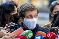 Almeida asegura que hay "tan buen rollo" con Ayuso que no se han "bloqueado" en WhatsApp