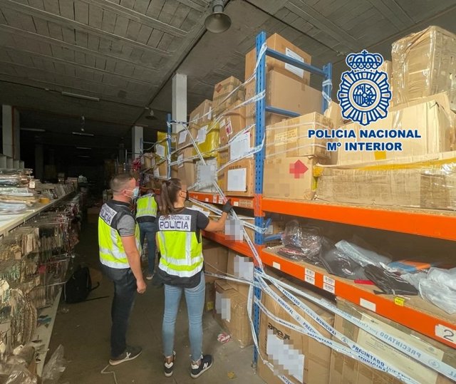 Agentes de la Policía Nacional intervienen los productos falsos