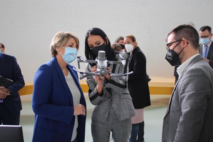 La consejera Valle Miguélez visita los estands del foto Innovam+ en Cartagena