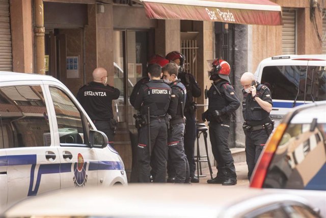 Continúa atrincherado en el baño de un bar de Barakaldo el hombre que agredió con arma blanca a la dueña y a un cliente