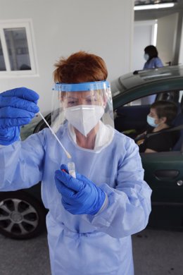 Archivo - Enfermera realiza una prueba PCR 